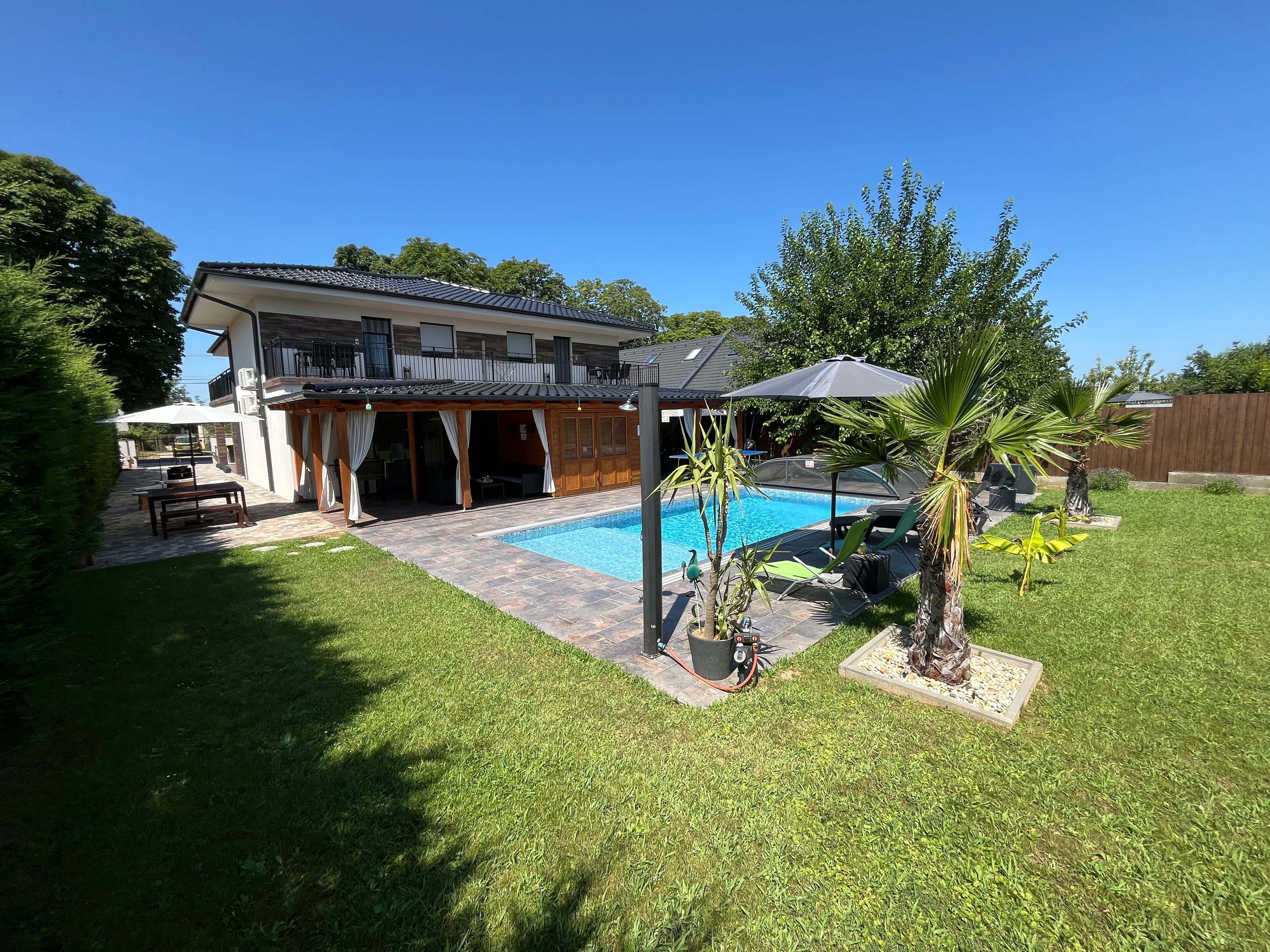 Kert és medence panoráma